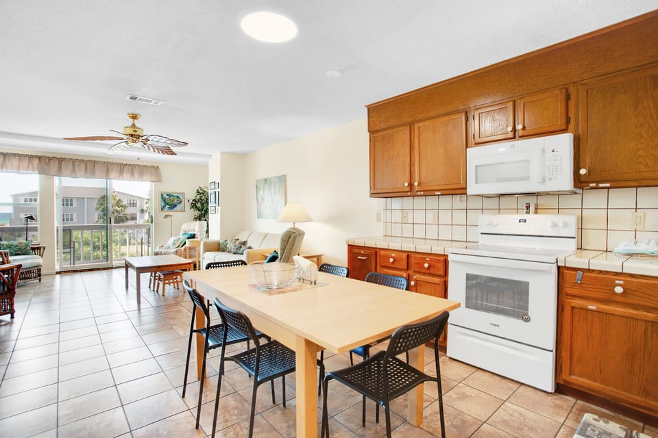 Eating area, looking toward living room
