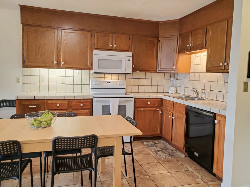 Kitchen & eating area