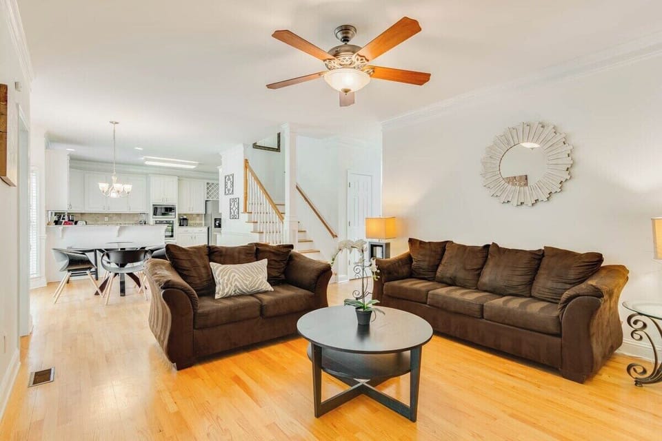 Sara is an excellent host. Her response time is within in minutes. This home is very clean. My family and I have high expectations. This home is beautiful. I will stay here again.