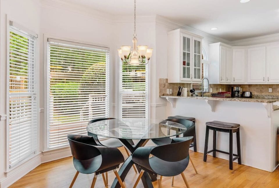 This place was more than we expected!! My family and I (10ppl) love this home. It felt very homey. This place met all our expectations! We all had more than enough space to sleep, cook and more. Pictures do not do the house justice. 