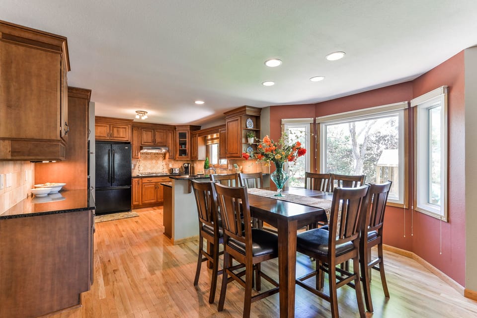  Dining Nook Seats 11 