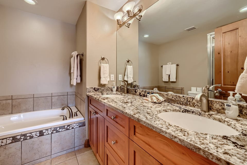  En suite bathroom for main bedroom with 2 sinks, separate tub & shower