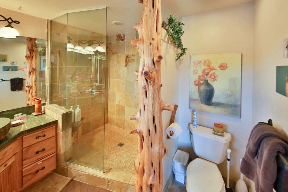Full bathroom with beautiful log detail, connected to primary bedroom.