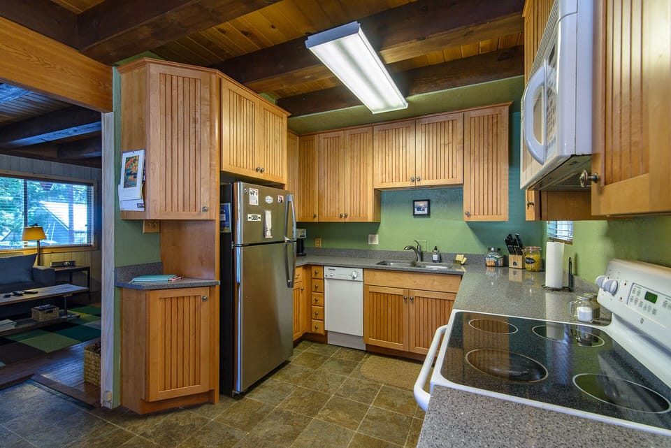 Well-designed kitchen with all the amenities.