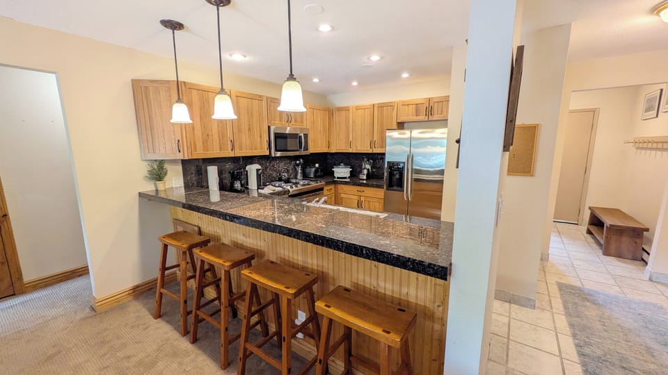 Beaver Creek West Condo J-3 kitchen with breakfast bar