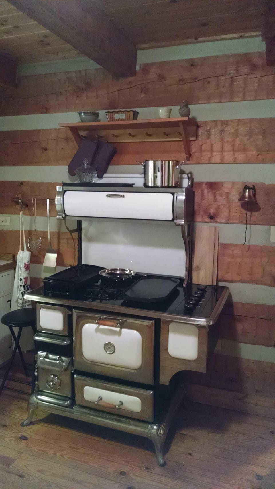 Ole time look gas stove.