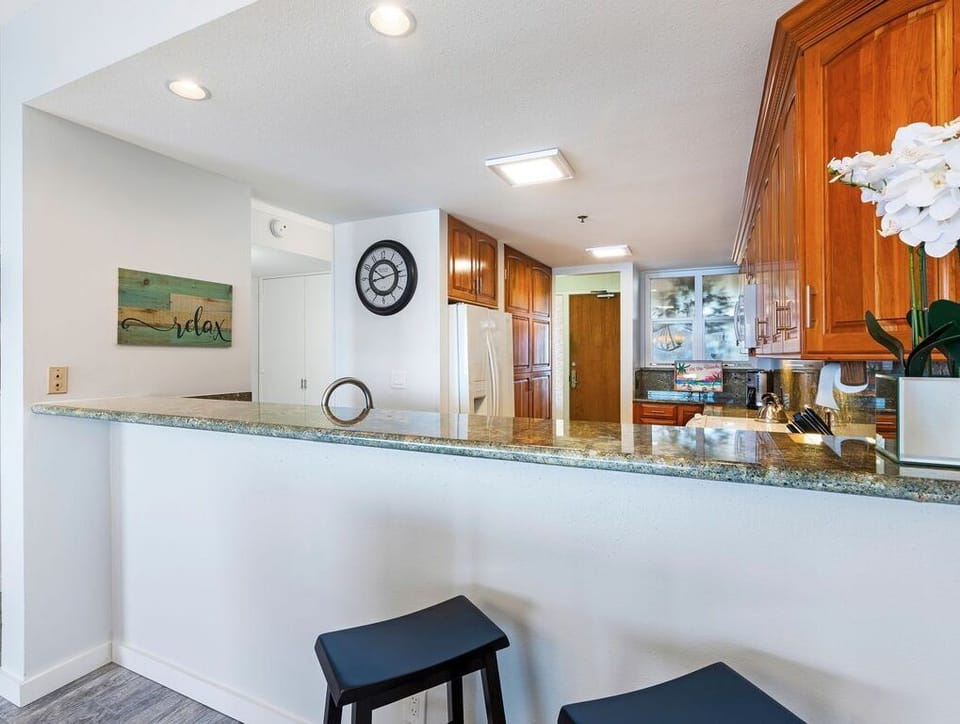 Breakfast bar for additional seating.
