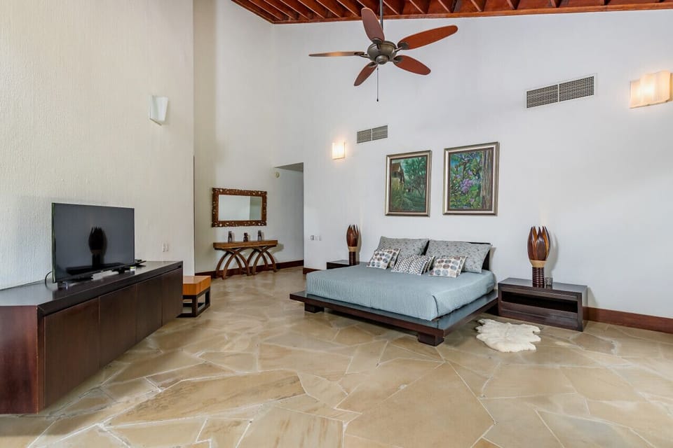 Villa Batey 16: 2nd primary bedroom with King bed and TV