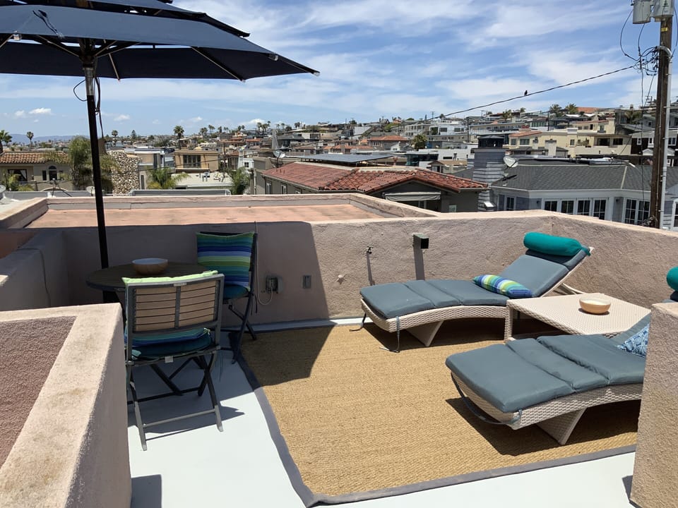 Shared rooftop, North lounge area with city and ocean views. Relax and enjoy!!!
