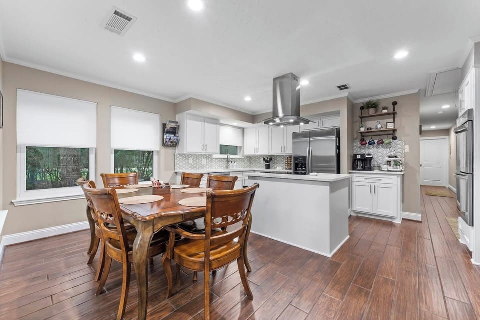 Bright and airy, perfect for your family meals!