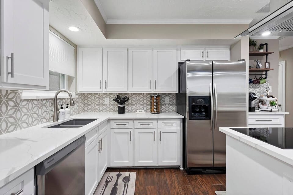 Modern updated kitchen, fully stocked with everything you need
