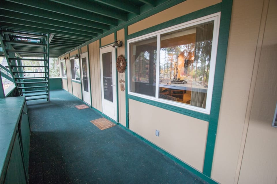porch area, now has two chairs