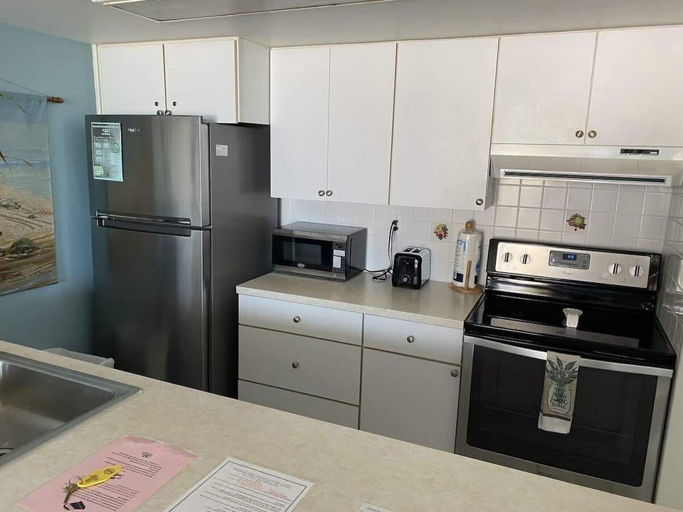 A fully equipped kitchen is yours to enjoy. 
