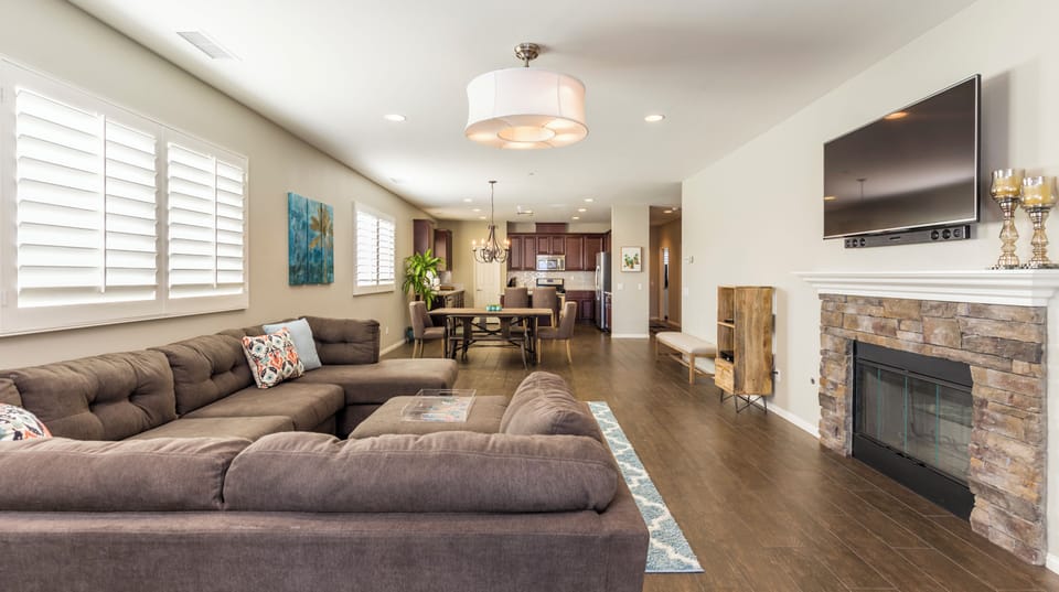 Open living room: 55" smart TV (premium cable, Netflix & Disney+ provided).