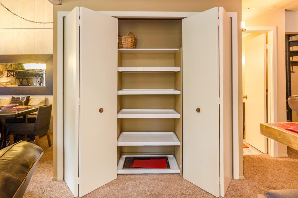 Spacious storage cupboard in Fireside 305: Room for all your Mammoth snacks!