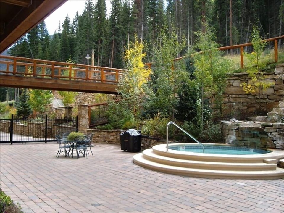 Indoor/outdoor pool, hot tub, fire pit, and ski bridge directly to slopes.