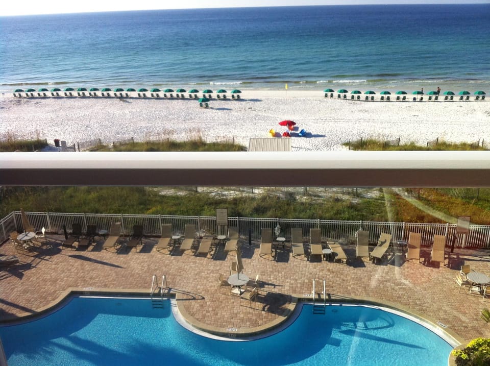 Luxurious condo, directly on the beach and Gulf of Mexico