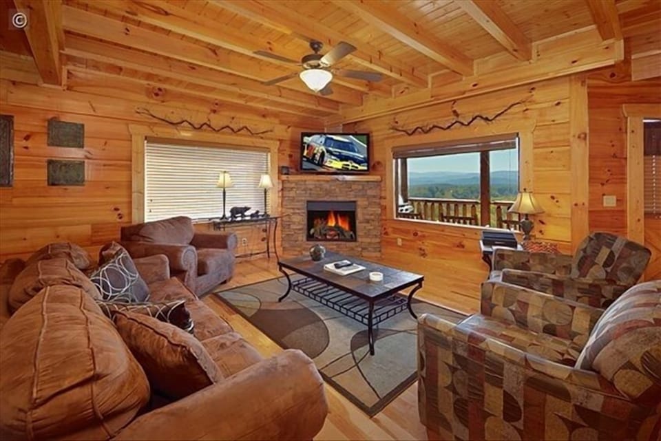 Large open Living Room with room for everyone.