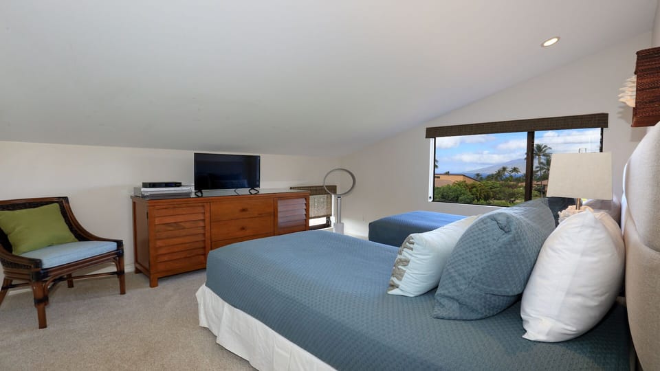 2nd bedroom tv, dvd player and ocean views. 