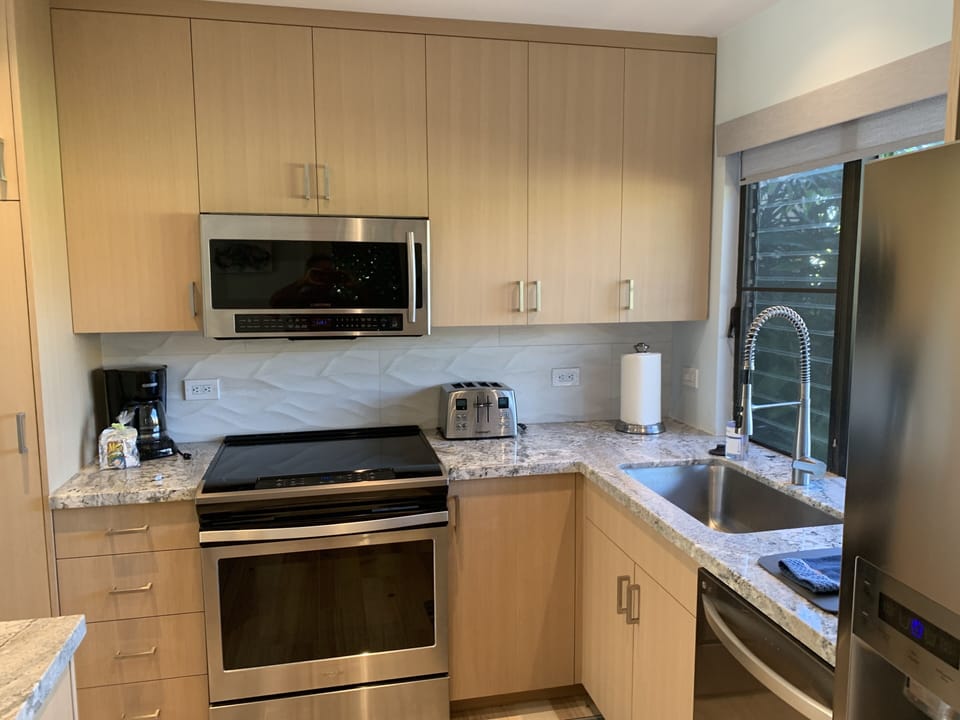 Kitchen Custom Cabinets and Granite Countertops