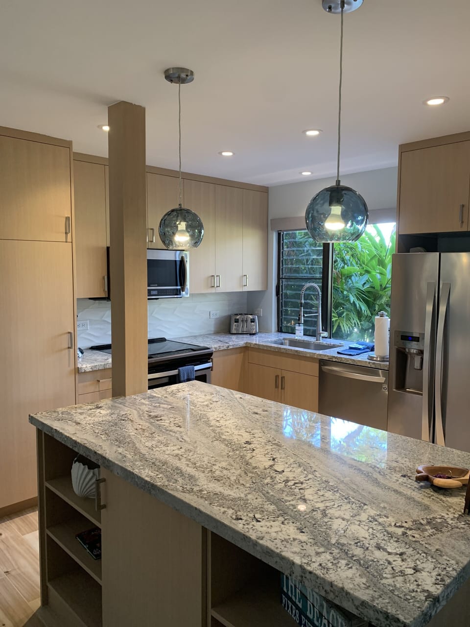  New kitchen w/custom cabinets, granite counter. Well stocked kitchen utensils