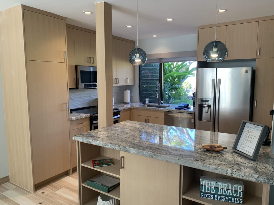 Kitchen Island w/accent lights