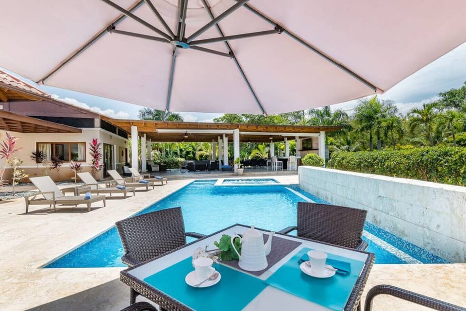Las Cañas 20: pool area