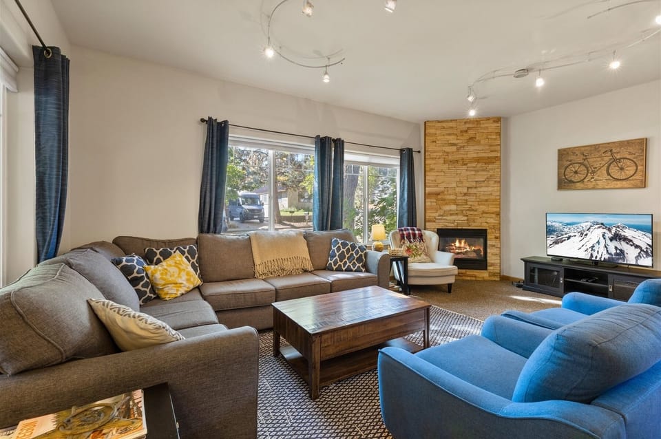 NW Lexington West Side Bend OR Vacation Rental, Sleeps 10, Pet Friendly, Hot Tub