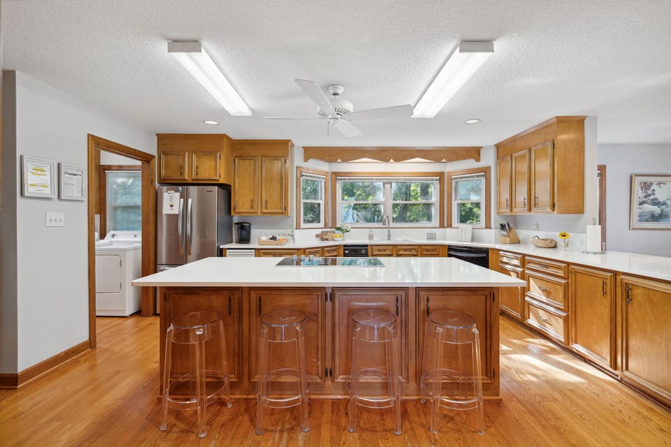 Very Large Family Kitchen with 4 Stools & Breakfast Bar Island