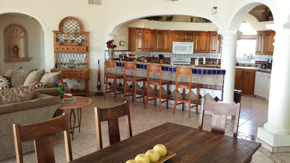 Large cooks Kitchen &  bar area.  Cook a fabulous meal with friends. 🍷