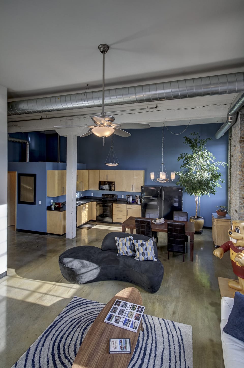 Very Tall Ceilings. Great Space for Gathering!