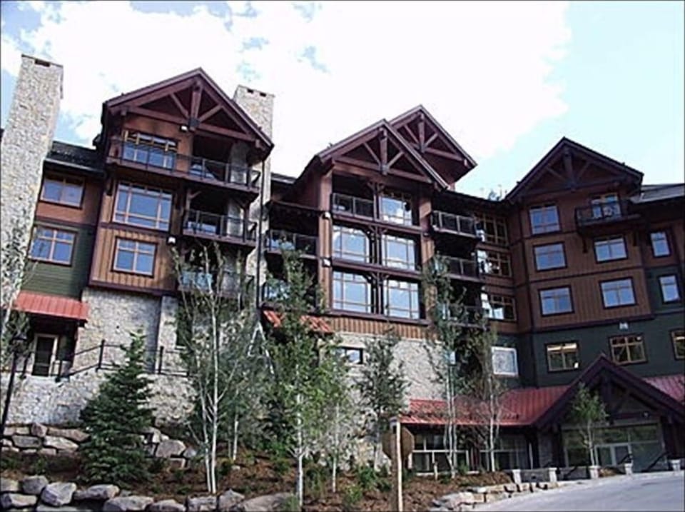 Unit in Best Located Building of Capitol Peak A- Right next to Kids Ski School.