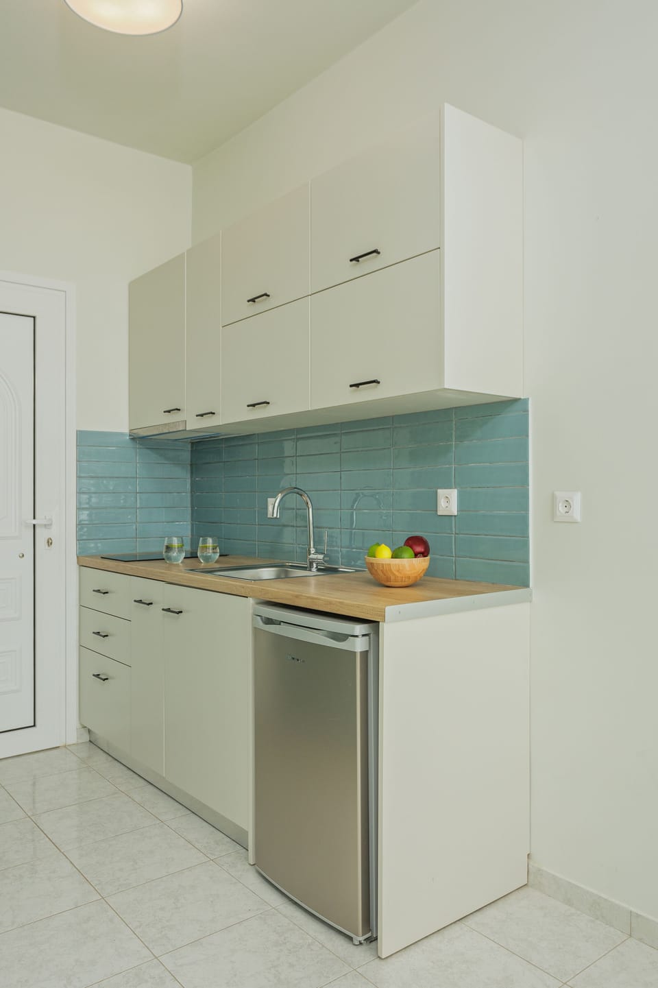 Deluxe Double Studio, Sea View | Private kitchenette | Full-size fridge, stovetop, cookware/dishes/utensils, dining tables