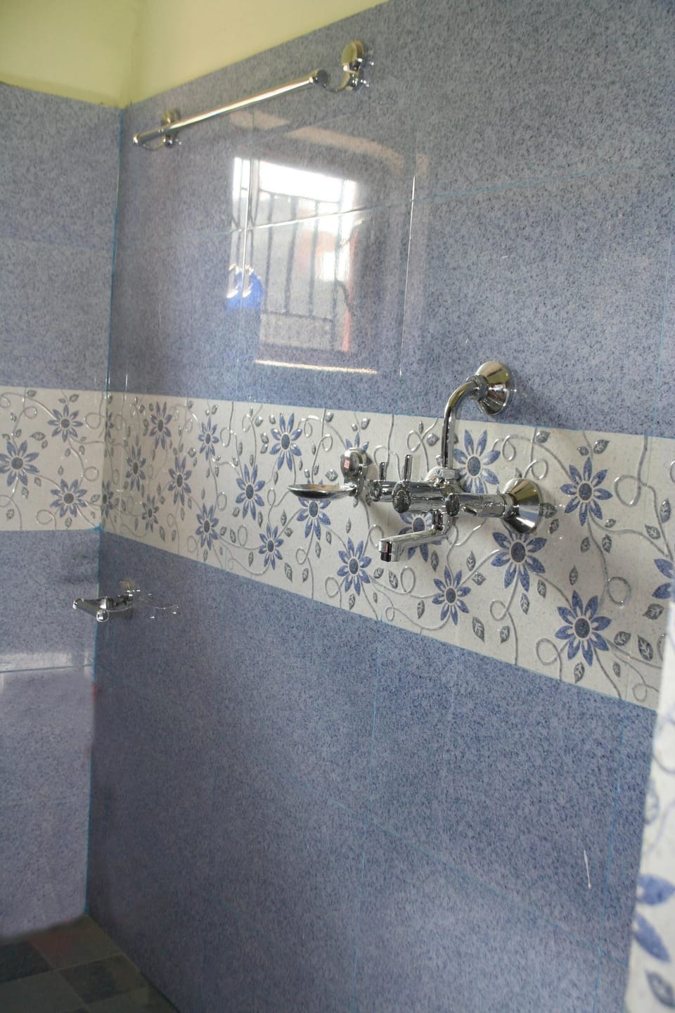 Deluxe Twin Room | Bathroom | Shower, slippers, towels