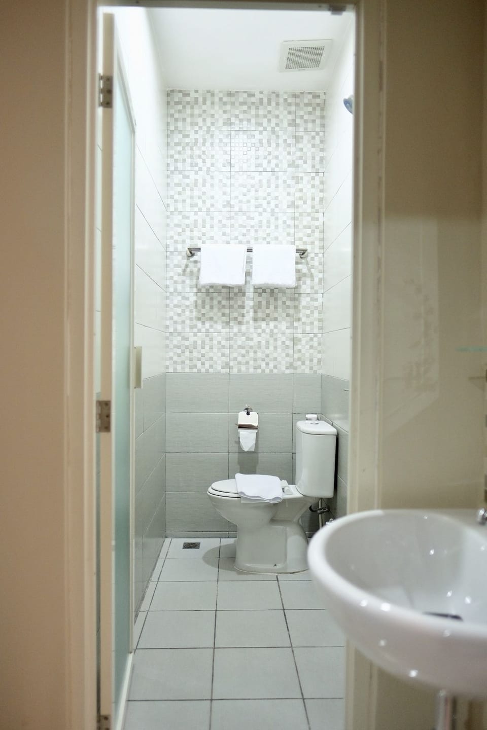 Shower, free toiletries, towels