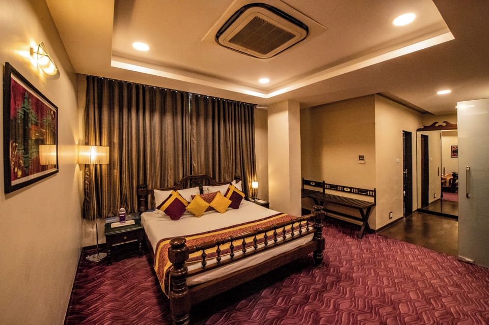 Family Suite, 1 King Bed, Non Smoking | In-room safe, laptop workspace, soundproofing