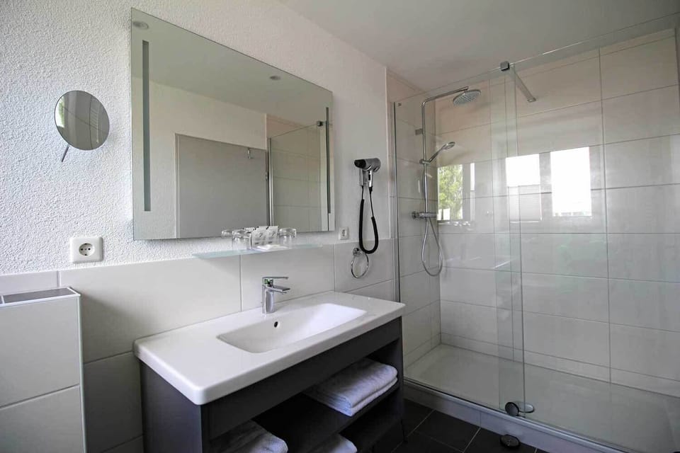 Comfort Double Room | Bathroom | Shower, free toiletries, hair dryer, towels