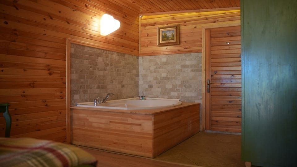 Bungalow, Jetted Tub | Jetted tub