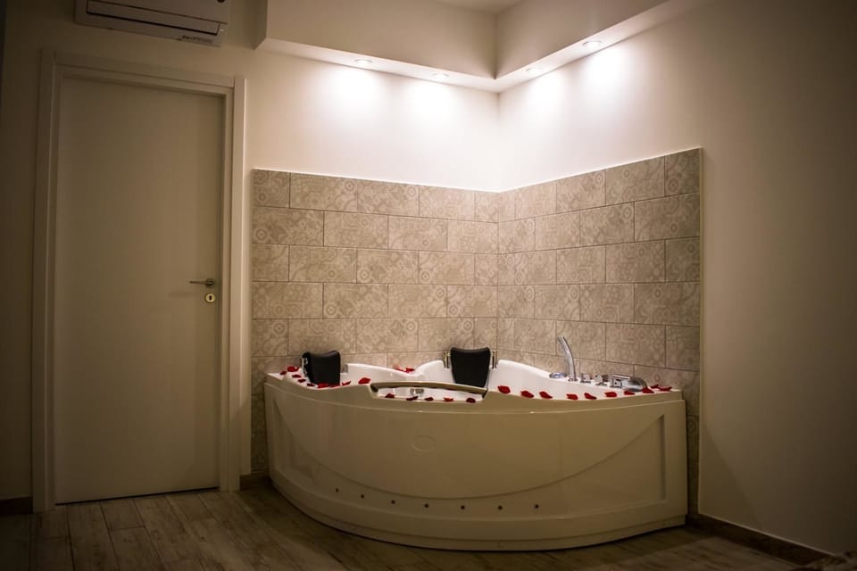 Deluxe Double Room, Bathtub | Bathroom amenities | Shower, bidet, towels
