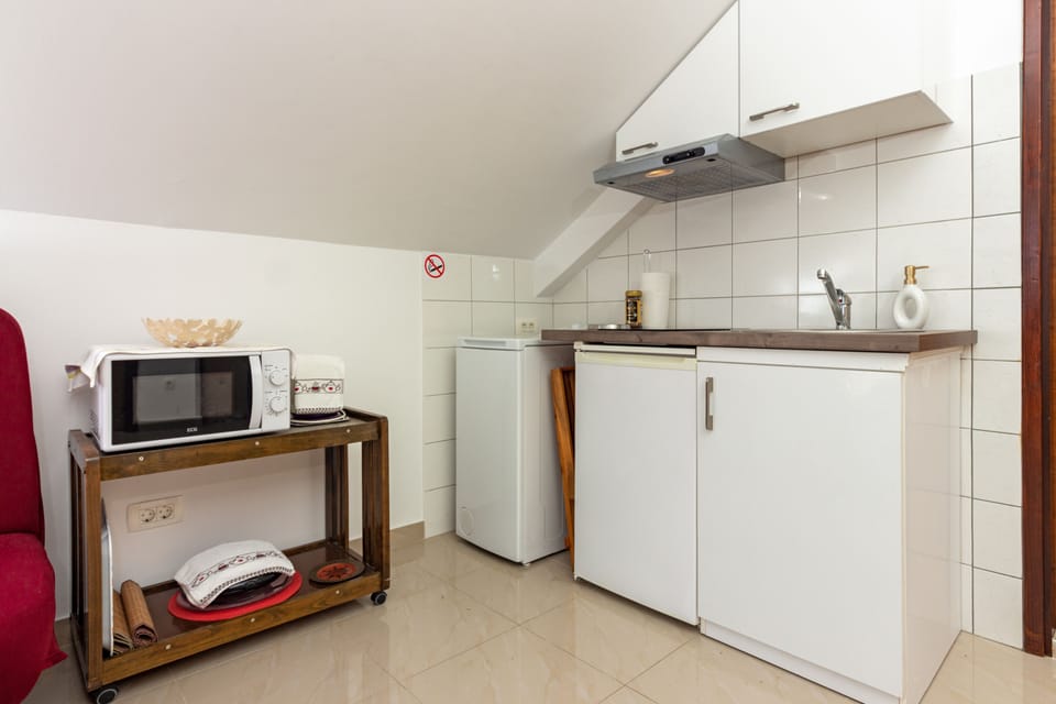 Apartment, 1 Bedroom | Private kitchen | Electric kettle