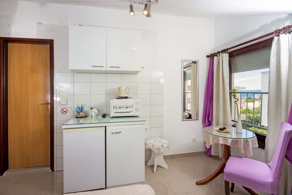 Single Room, Private Bathroom | In-room safe, desk, blackout drapes, soundproofing