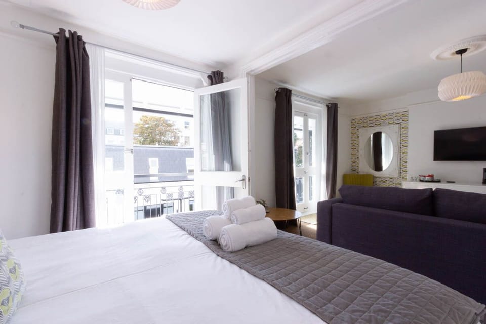 Luxury Superking Suite, Balcony | Individually furnished, free WiFi, bed sheets