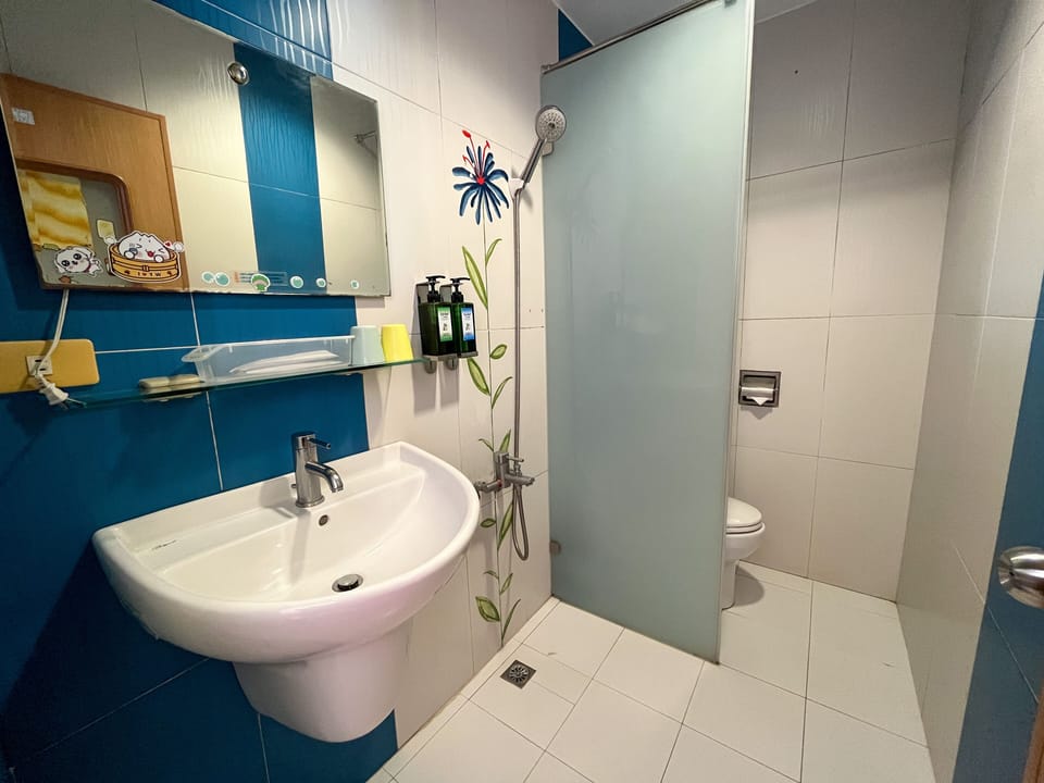 Deluxe Double Room, Ocean View | Bathroom | Shower, rainfall showerhead, free toiletries, hair dryer