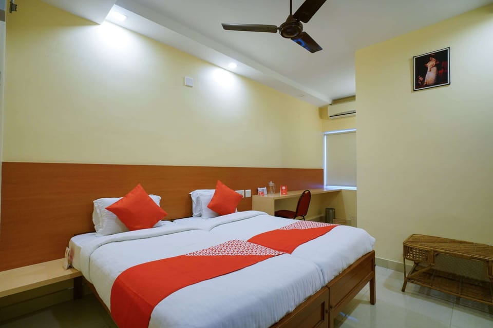 Standard Double Room | Laptop workspace, bed sheets