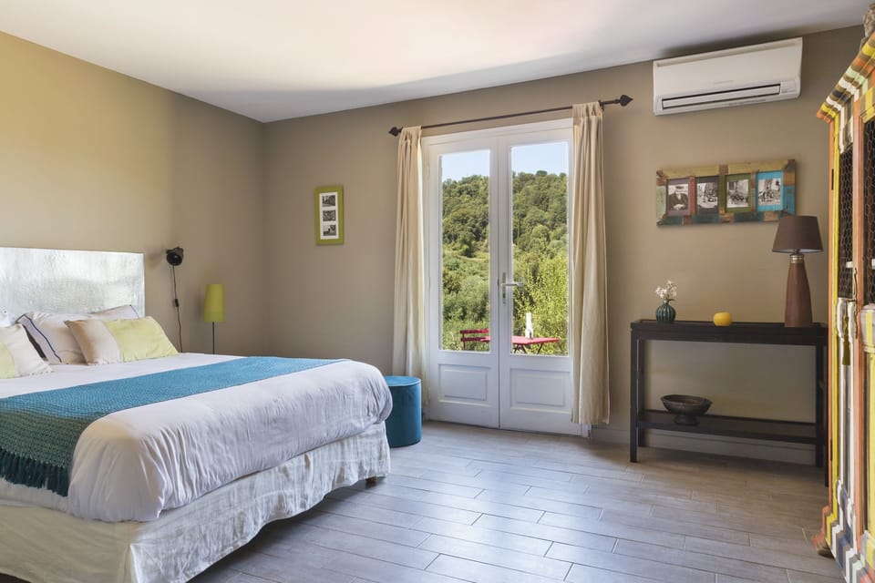 Double Room | Blackout drapes, iron/ironing board (on request), cribs (free)