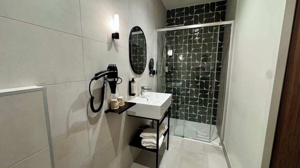 Chambre Lit King-Size Supérieure | Bathroom | Shower, rainfall showerhead, free toiletries, hair dryer