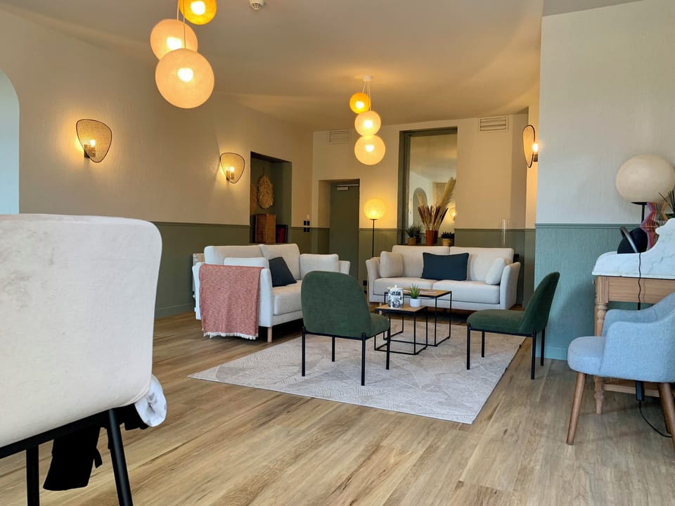 Lobby lounge
