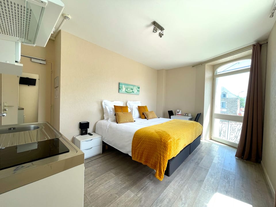 Chambre Lit King-Size | Premium bedding, Select Comfort beds, individually decorated