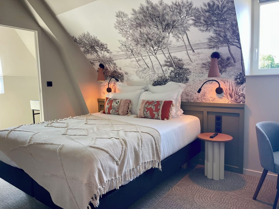 Chambre Lit Queen-Size | Premium bedding, Select Comfort beds, desk, laptop workspace