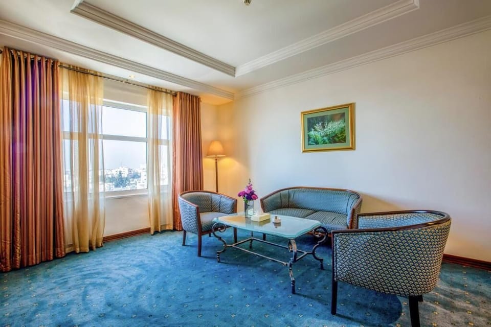 Bristol Suite | Minibar, in-room safe, desk, soundproofing